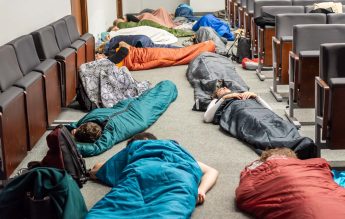 Studenți la medicină, puși să doarmă la cursuri: „Nu deranjați, viitorii doctori dorm aici”