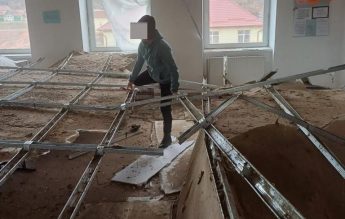 Elevi răniți la o școală din județul Sibiu, după ce tavanul unei clase s-a prăbușit