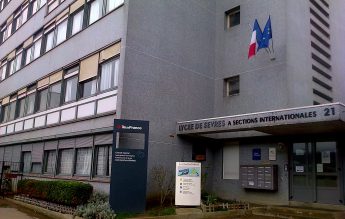 Elevi de la 40 de instituţii de învăţământ din Franţa, ameninţaţi cu decapitarea
