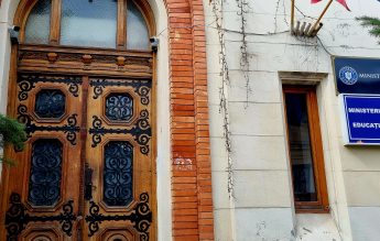 Semnarea contractului educațional nu afectează drepturile părintești, precizează Ministerul Educației