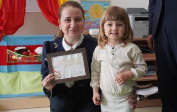 Primăria Ciugud prezintă povestea cadoului primit de Ligia Deca de la copiii din comună