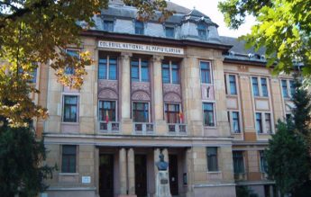 Elevul care și-a bătut diriginta a fost lăsat în stare de libertate. Se poate întoarce la școală