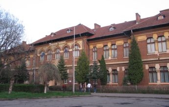 Un elev de 9 ani a leșinat după ce a fost pus să stea în picioare în timpul unei ore, acuză părinții