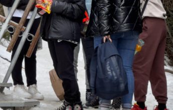 Elevi, în hanorac și teniși, duși pe munte. Salvamontist: Lipsește educația primară a profesorului