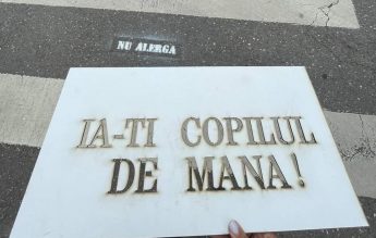 „Ia-ți copilul de mână!” – Mesaje ale polițiștilor, pe trecerile pentru pietoni dintr-un oraș brașovean