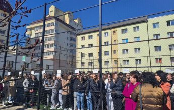 Miros puternic de gaz la un liceu din Bistrița. 850 de persoane au fost evacuate