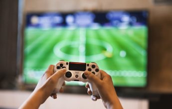 Un elev arestat la domiciliu a cerut să fie mutat, pentru că nu are PlayStation și se plictisește