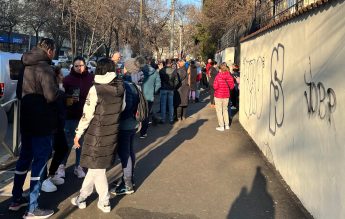Părinții protestează în fața Școlii Titulescu, a cărei conducere este acuzată ca mușamalizat un viol