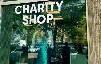 Charity Shop, deschis în București. Încasările, reinvestite pentru materiale educaționale destinate copiilor defavorizați și pentru aparate medicale necesare copiilor cu CES