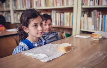 „Masa Sănătoasă” este servită doar la o treime dintre cele 450 de școli beneficiare, în realitate – studiu World Vision România