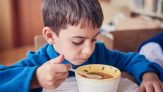 1 din 5 copii din medii defavorizate merge flămând la culcare – studiu World Vision România