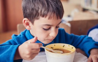1 din 5 copii din medii defavorizate merge flămând la culcare – studiu World Vision România