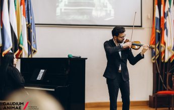 Răzvan Stoica aduce vioara Stradivarius în două Colegii Naționale din București