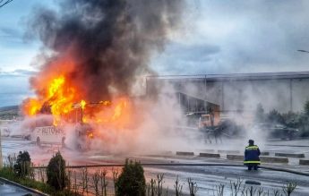 Un autocar cu 30 de elevi a luat foc în drum spre școală
