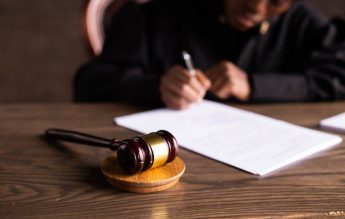 Elevi pedepsiți pentru bullying la școală: 2 ani de internare și 6 luni de asistare