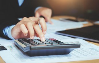 Decizie ÎCCJ: Salariul de bază al profesorilor pentru învățământul primar angajaţi în regim de plată cu ora include majorarea cu 10%