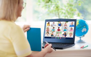 Ministerul Educației vrea să formeze cel puțin 100.000 de profesori în pedagogie digitală