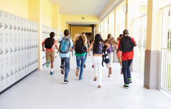 Deca: Consorțiile școlare pot fi soluția pentru a reduce supraaglomerarea din școli