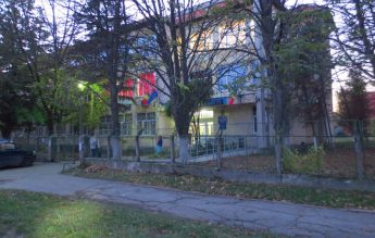 Două eleve au ajuns la spital, după ce un coleg a dat cu spray lacrimogen în baie