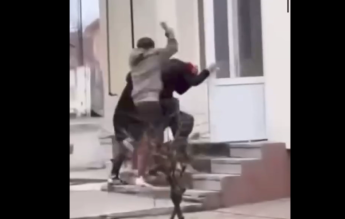 Elevi din Turnu Măgurele, filmați în timp ce bat crunt un coleg în liceu