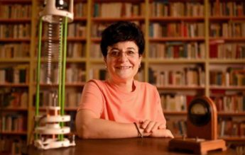 Portret de profesor MERITO. Gabriela Deliu, profesoara care predă fizica cu ajutorul intuiției