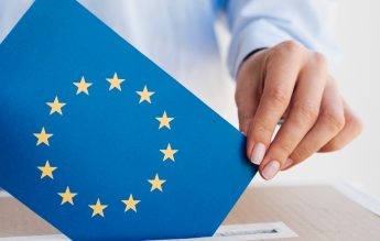 Un milion de tineri votează pentru prima dată. Se informează mai ales de pe site-urile de știri și de pe Facebook – sondaj INSCOP