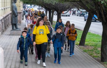 Pedibus, programul prin care elevii sunt încurajați să meargă la școală pe jos, împlinește 3 ani