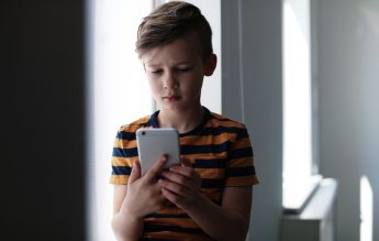 Psiholog: Nu scoaterea tehnologiei din viața copiilor o să-i ferească de boala psihică