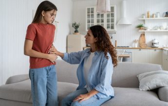 La ce vârstă apare prima menstruație