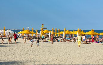 OFICIAL Angajații din școli primesc voucherele de vacanță doar dacă au salariul net până în 8000 de lei