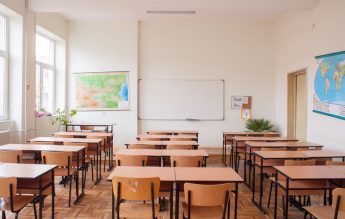 Se interzice separarea în ultimele bănci din clasă a elevilor în funcție de etnie, performanțe școlare și alte criterii – proiect
