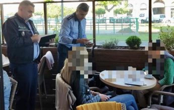 Elevi prinși la cafea în timpul orelor, trimiși de polițiștii clujeni înapoi la școală