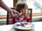 Cum poți să ajuți un copil mofturos la masă