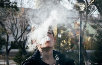 Țigările electronice pot provoca pneumonie chimică, avertizează medicul Beatrice Mahler