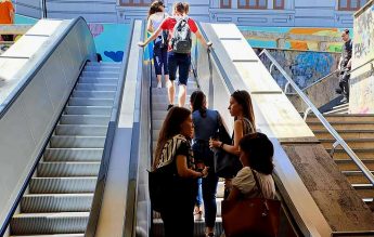 Scările rulante din Pasajul Universității funcționează din nou. Facultatea de Geografie salută evenimentul