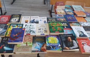 O profesoară își premiază toți elevii cu cărți pe care le strânge special în acest scop de-a lungul anului școlar