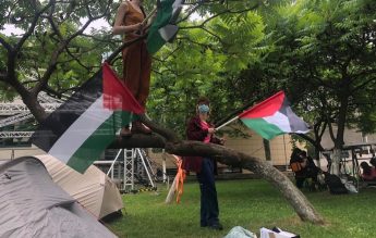 Universitatea din București îi acuză pe studenții care protestează pro-Palestina de vandalizare a unor monumente și le cere aă părăsească spațiul de protest