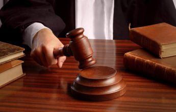 O instanță din Neamț a decis ca un elev să facă engleza la o altă clasă. Tatăl acuză agresiuni și mușamalizarea cazului