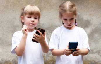 Copiii și adolescenții dependenți de internet suferă modificări ale chimiei creierului – studiu