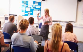 În învățământul preuniversitar sunt 13 elevi la un cadru didactic – raport oficial