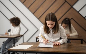 În Vaslui, s-a dublat numărul elevilor cu note peste 5 la matematică, la simularea de Ev. Națională, față de 2024