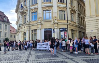 Protestul de stradă în anonimat, „inventat” de un grup de părinți din Sibiu