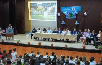 „Școala m-a învățat să mint” – discursul curajos al unei șefe de promoție