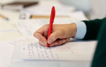 BAC 2024 Un candidat, prins cu o minicameră video pe sub îmbrăcăminte. Transmitea imagini în exterior