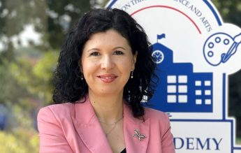 Lungul drum de la titularizare la catedră. Povestea profesoarei Alexandra Toader, acum director de școală