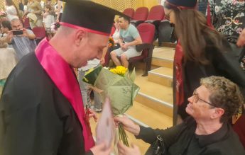 Surpriză pentru mama. A aflat că fiul ei a fost student abia la ceremonia de absolvire