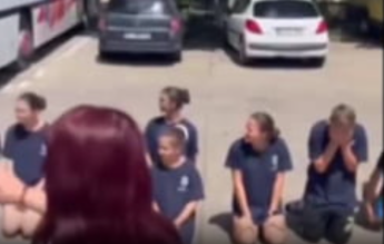 Elevi puși să stea în genunchi pe asfalt încins și să ceară iertare profesorilor