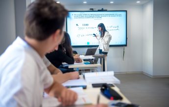 Vrei să știi ce înseamnă ca fiul tău sau fiica ta să învețe în sistem Cambridge?