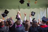 Elevii de 10 la Bac și Evaluarea Națională primesc între 2.000 și 5.000 de lei de la Guvern