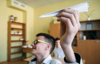 Cum se poate preda fizica fără ”toceală”. Prof. Cristian–Silviu Petcu folosește inclusiv avioane de hârtie pentru a le explica elevilor